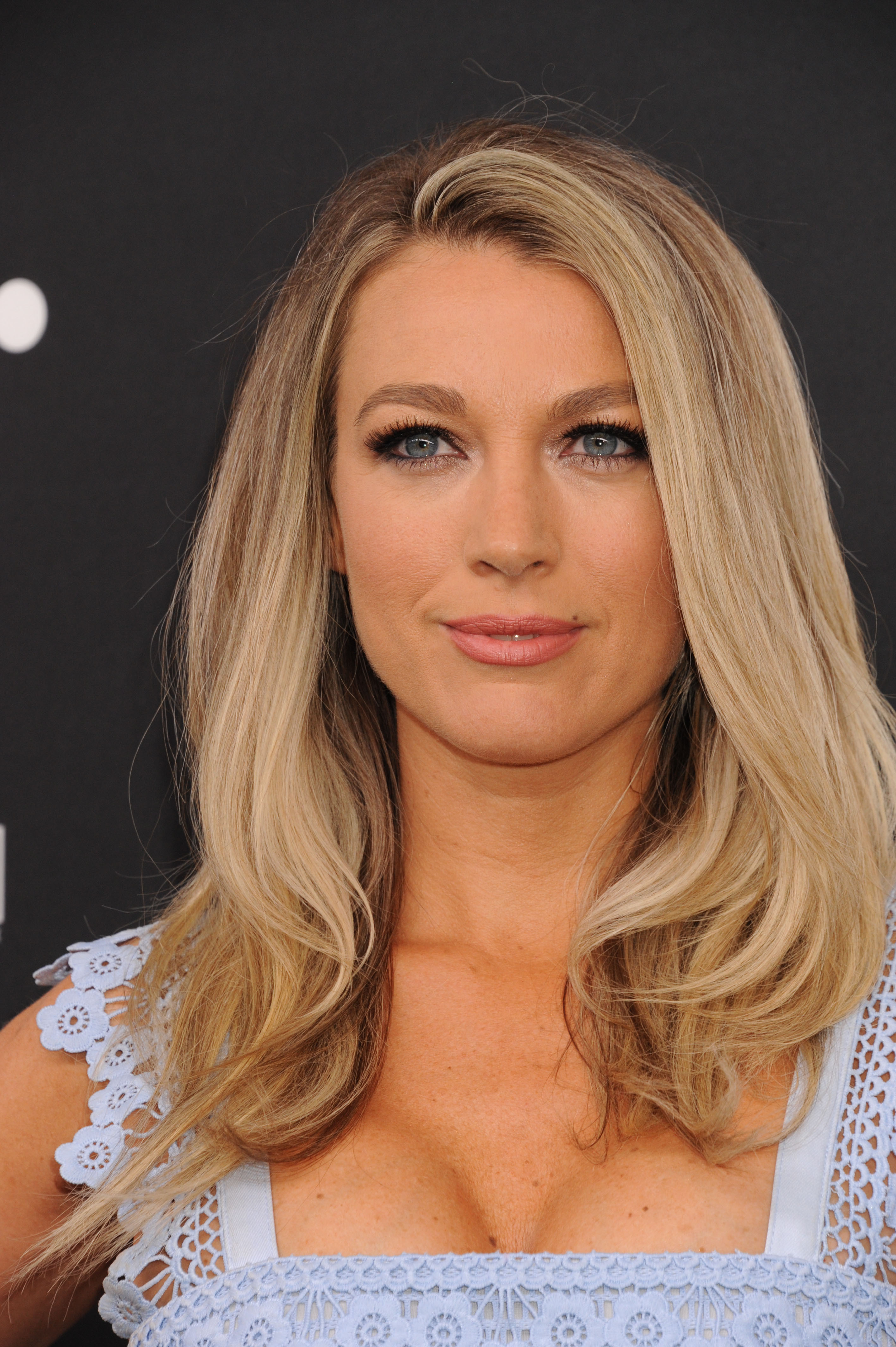 How tall is Natalie Zea?